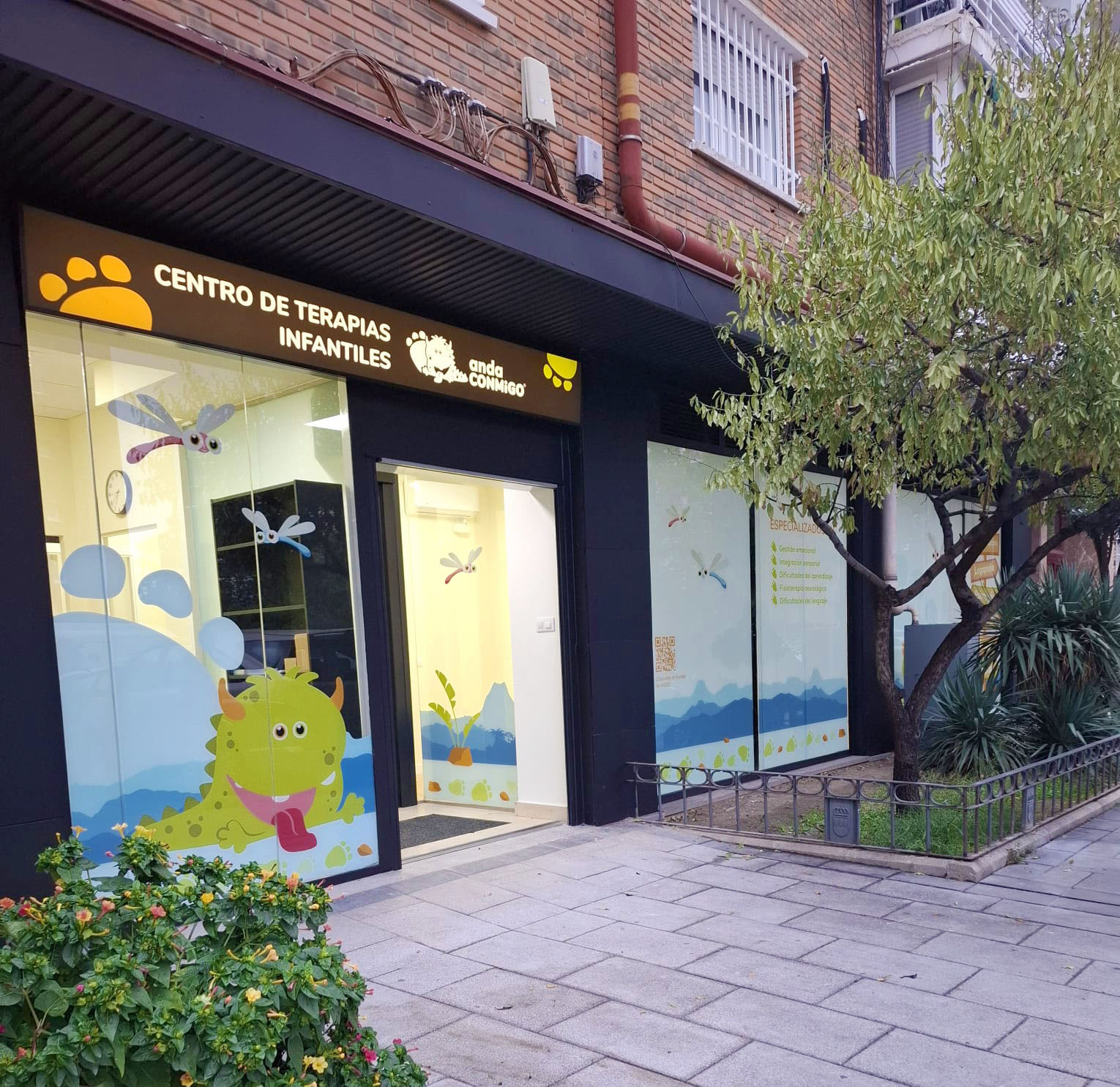 Fachada del centro anda CONMiGO Alcorcón Parque Lisboa