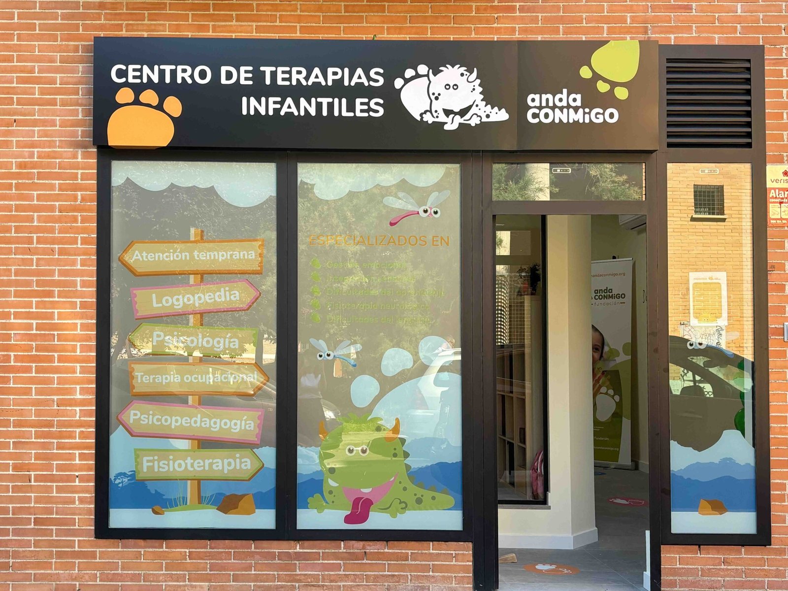 Fachada del centro anda CONMiGO Barajas Timón